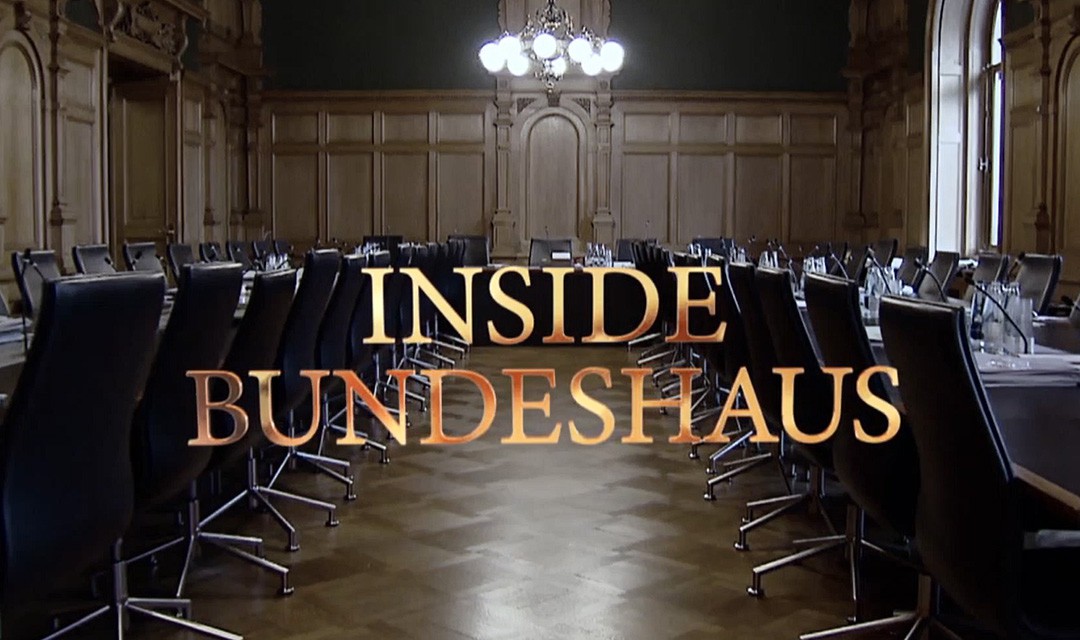 Bild Sitzungszimmer mit Schriftzug "Inside Bundeshaus"