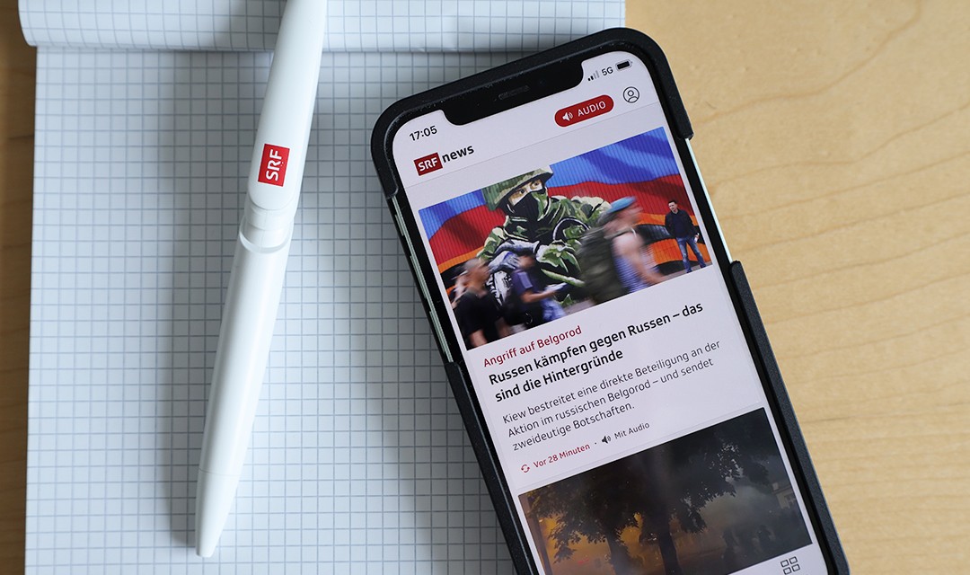 Foto: iPhone mit SRF News App auf dem Bildschirm
