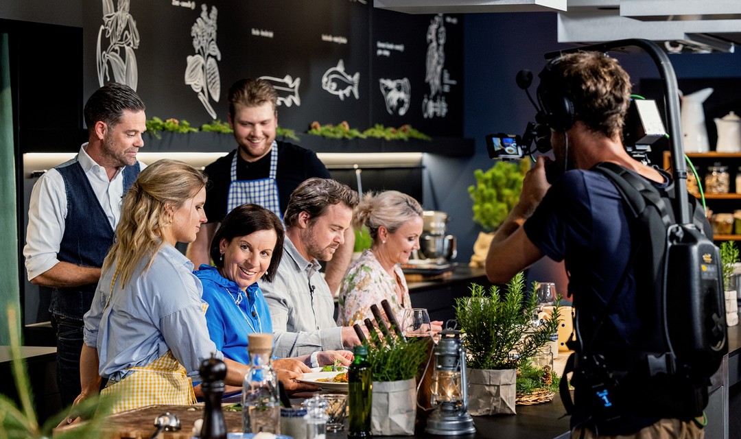 Skistars sitzen in einer Küche und kochen zusammen