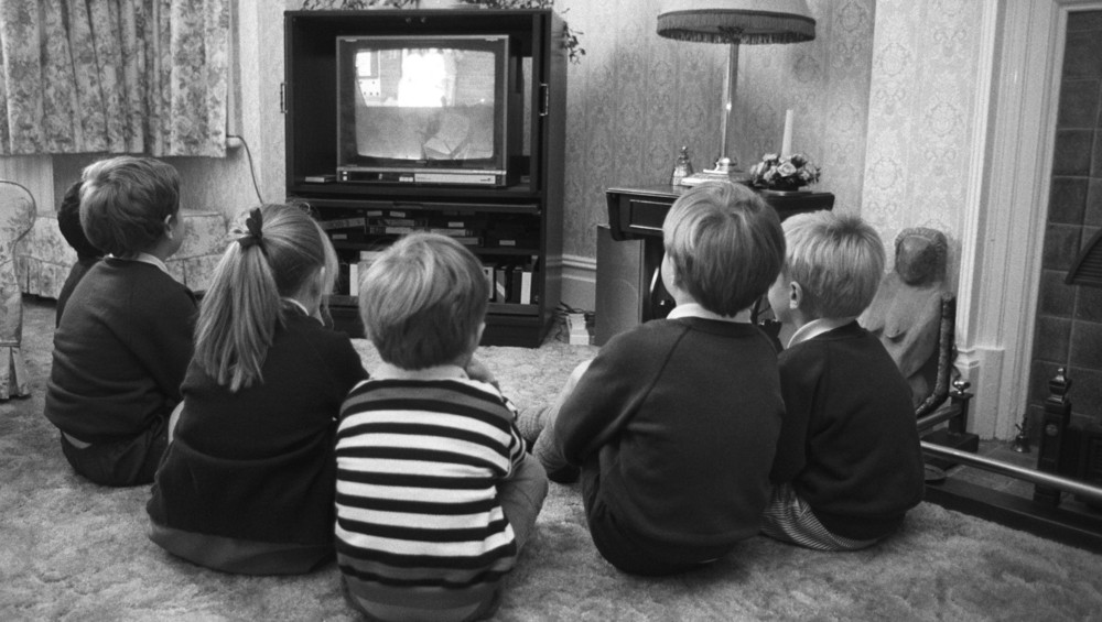 Kinder vor Fernseher