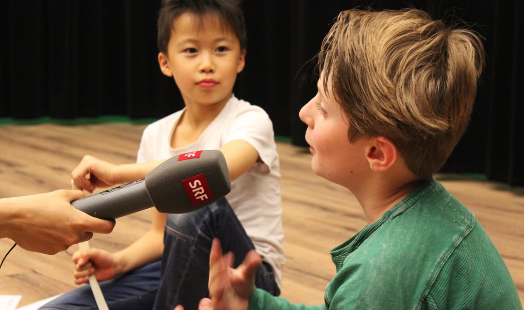Ein Kind spricht in ein SRF-Mikrofon.