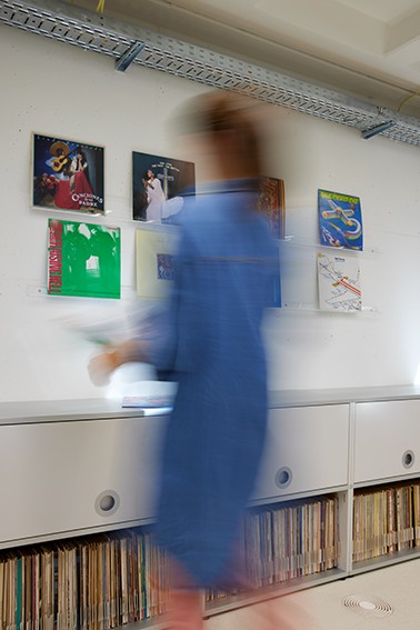 Mitarbeiterin schaut sich die grosse Schallplattsammlung in der Radio Hall an