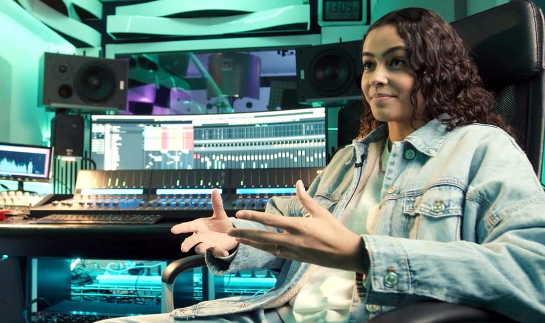 Sängerin Naomi Lareine während einer Aufnahme im Studio