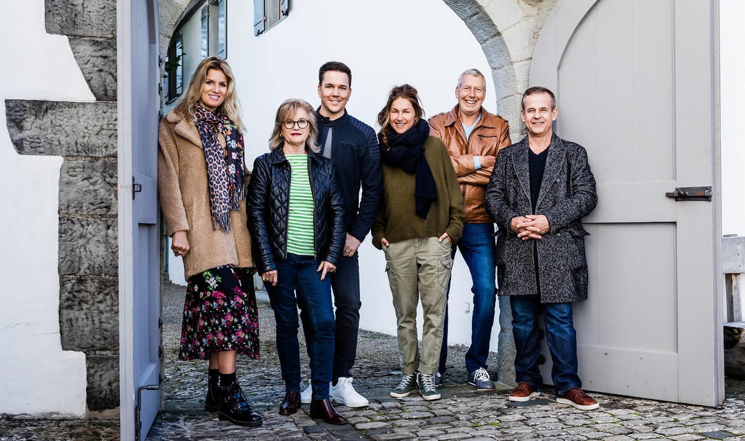 Die Mitspieler Karin, Brigitte, Ruth, Fritz und Christian mit Moderator Sven Epiney