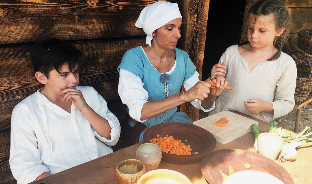 Mutter Dietschi mit ihren beiden Kindern am Esstisch beim Rüsten von Gemüse