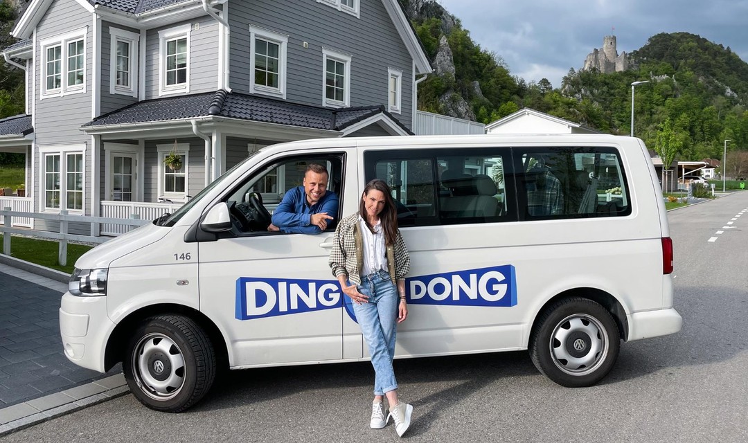 Jan Fitze und Viola Tami posieren mit dem Ding Dong-Van