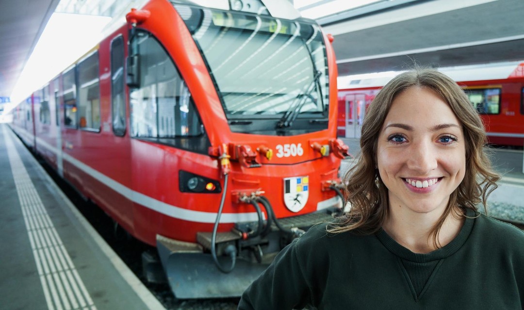 Moderatorin Anna Zöllig vor der Rhätischen Bahn.