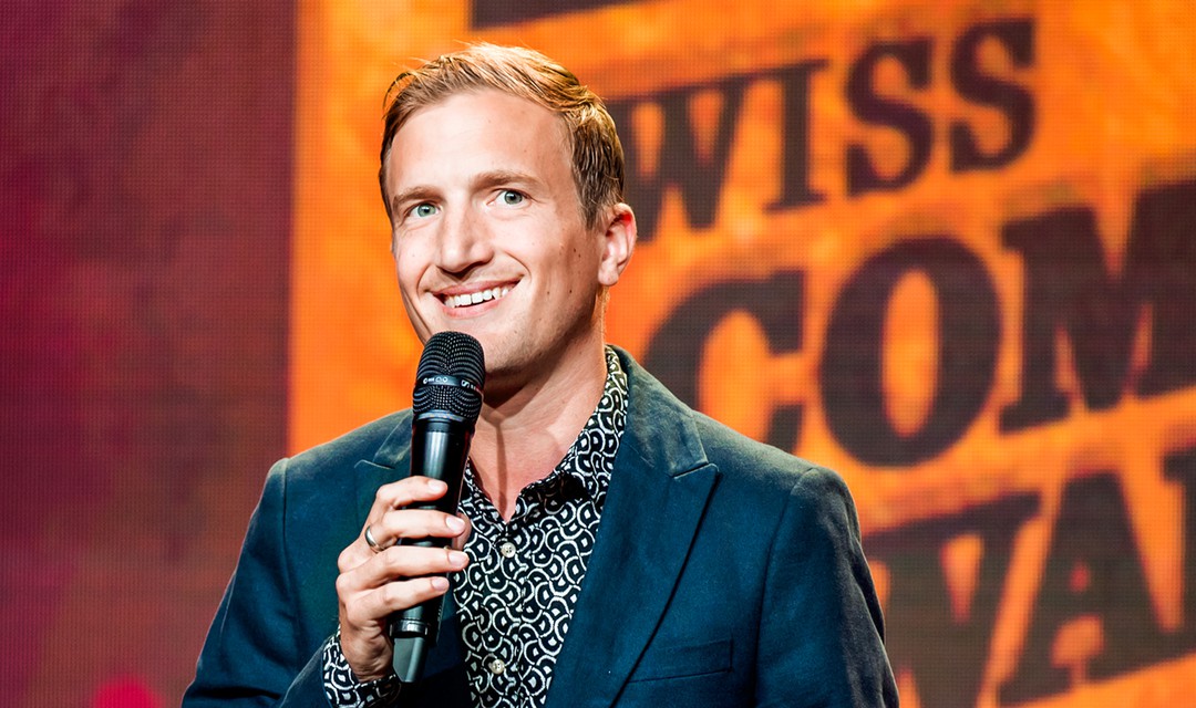 Stefan Büsser auf der Bühne der Swiss Comedy Awards