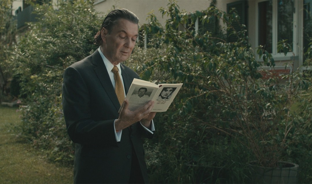 Bild aus dem Film «Alles über Martin Suter. Ausser die Wahrheit»: Martin Suter liest in einem seiner Bücher