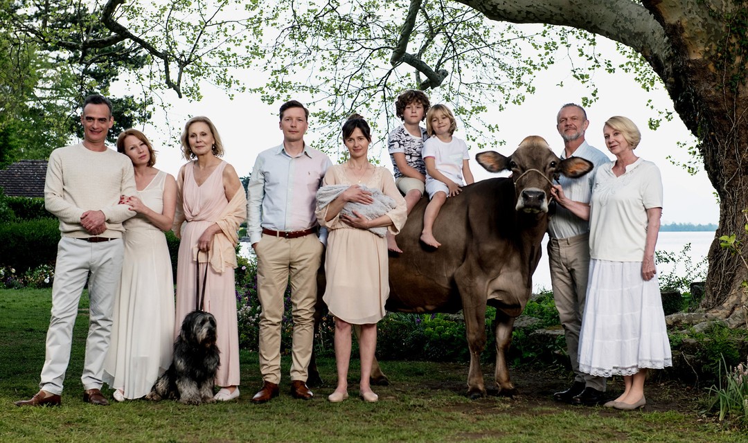 Foto aus «Wanda, mein Wunder»: Die Schauspieler:innen stehen zusammen zu einem idyllisches Familienfoto