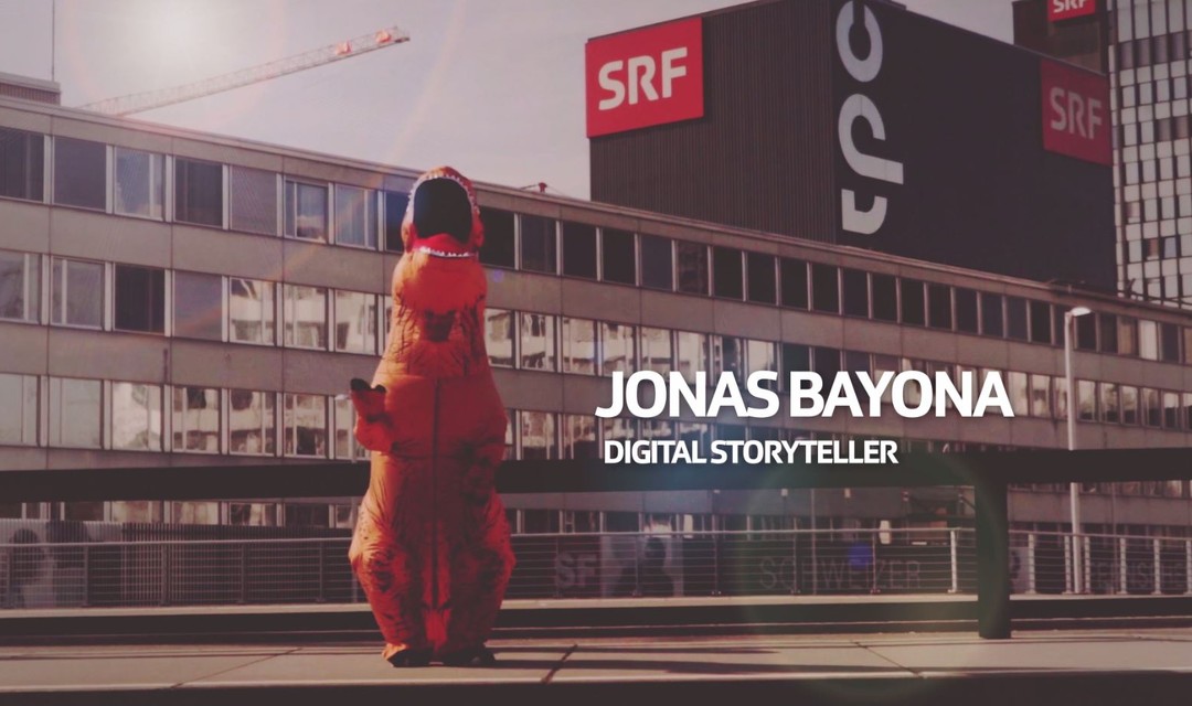 Videostill von Jonas Bayona vor SRF Gebäude