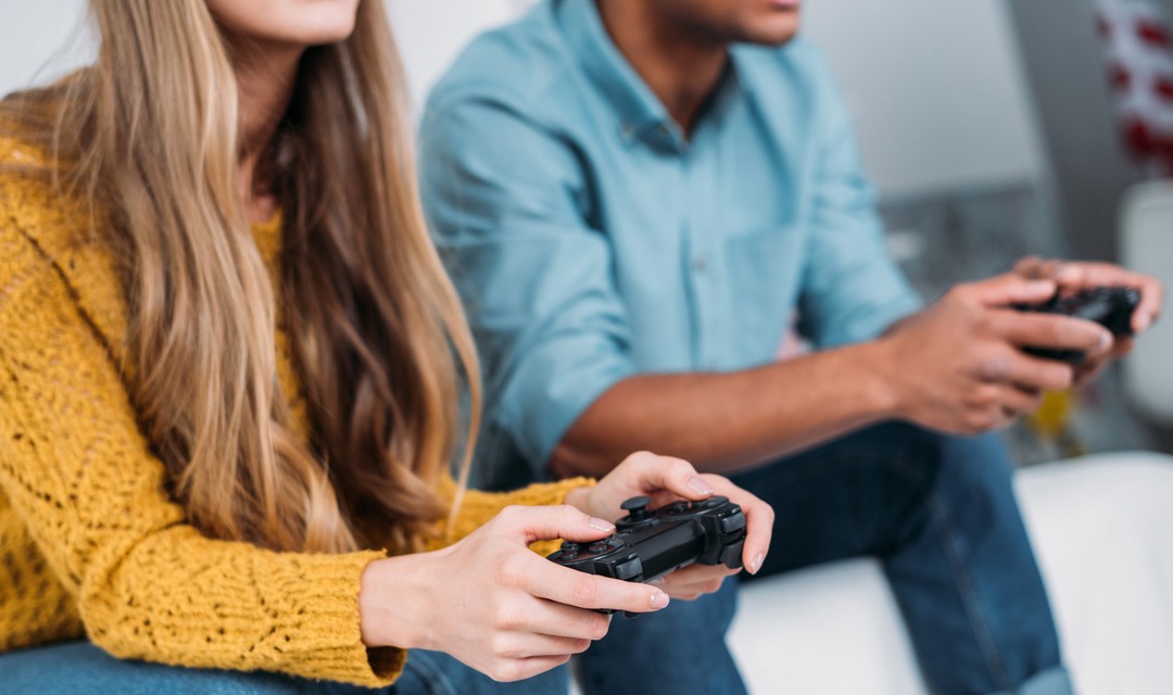 Zwei Personen am Gamen