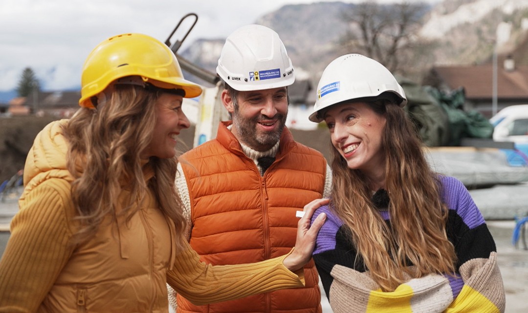 Architektin Alexandra Reimann mit Rolf und Erica Knecht auf der Baustelle