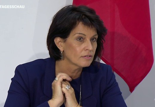 Bild von Abstimmungspodium mit Bundesrätin Doris Leuthard: Fakten und Emotionen in der Diskussion um die RTVG-Revision