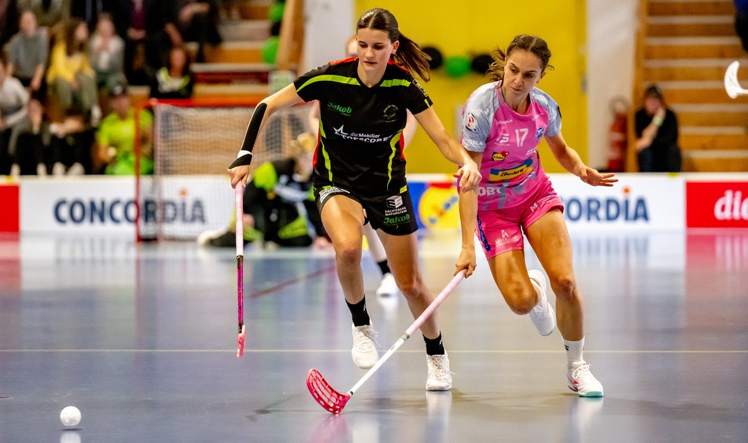 Unihockey-Spielerinnen im Zweikampf