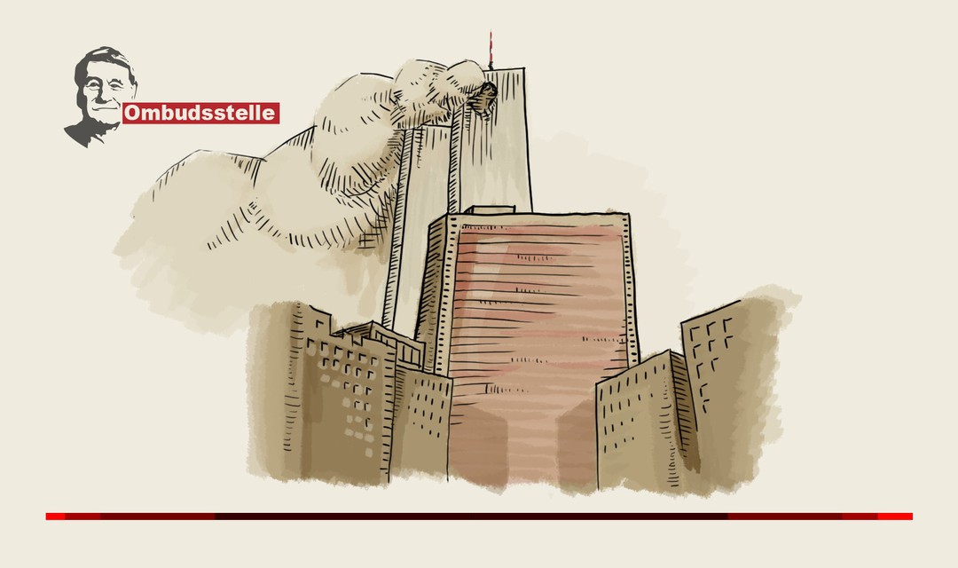 Die Illustration zeigt die beiden Twin Towers in New York. Der eine Turm ist bereits in den oberen Stockwerken beschädigt, es entströmt eine dicke Rauchwolke. Vor den Twin Towers ist das bräunlich-rötliche Gebäude WTC 7 sichtbar, das noch intakt ist.