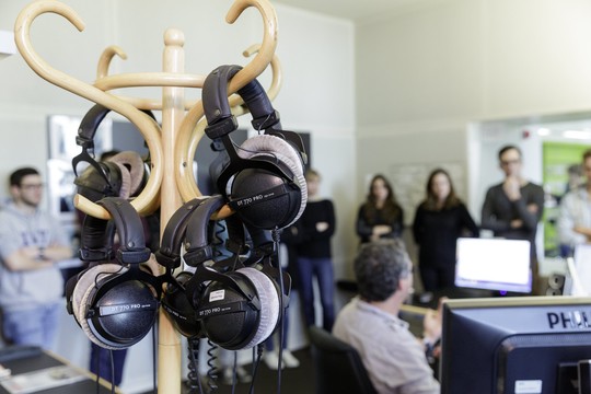 Bild von «Öpis mit Medie»: Rampensau hinter dem Mikrofon?