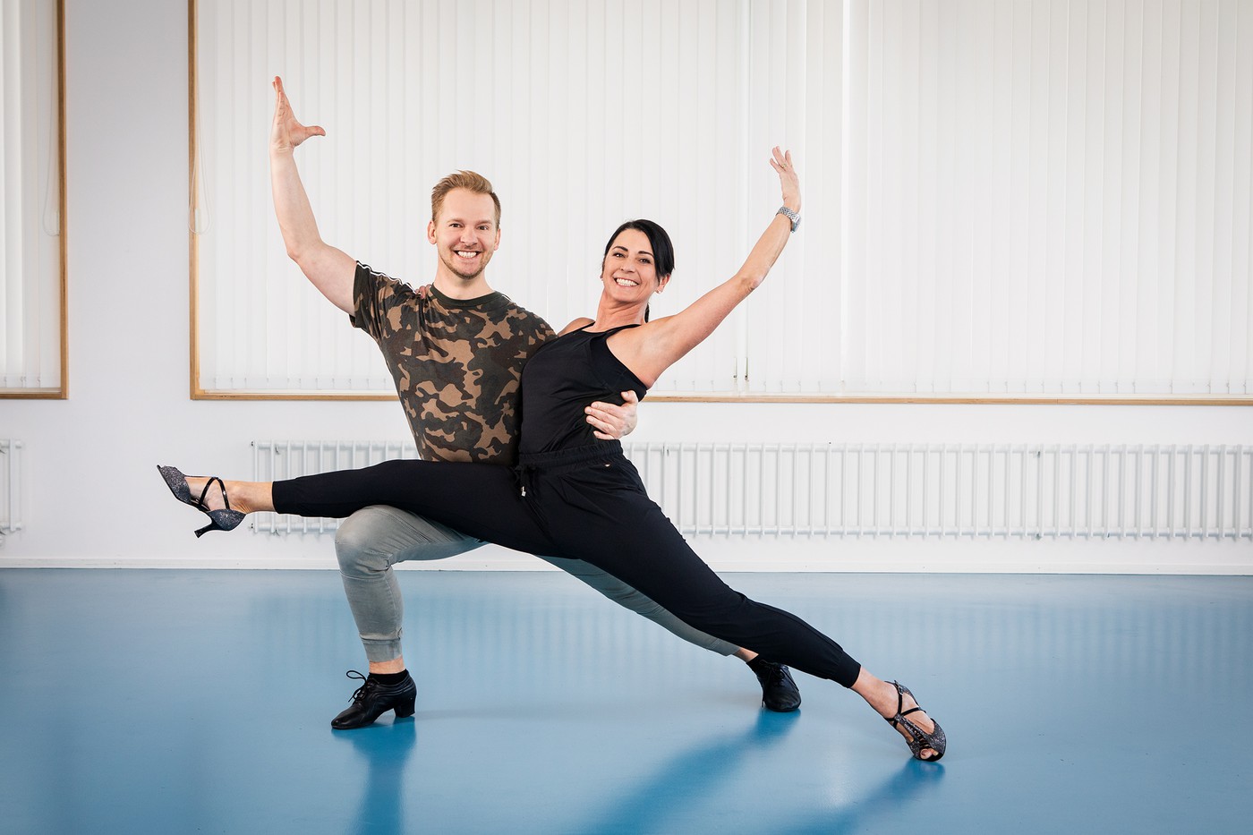 Conny Kissling in eleganter Pose mit Tanzcoach Beat Künzi im Tanzstudio.