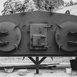 Der Ofen der Korporation Zug, im Fachjargon «Retorte» genannt, gleicht einer Lokomotive. Täglich lassen sich damit weit über 100 Kilo Grillkohle herstellen.