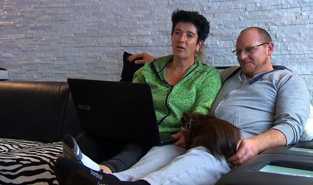 Die beiden Buschauffeure Bea Good und David Thoma mit ihrem Chihuahua Gismo