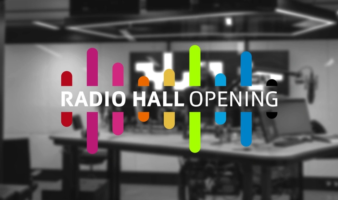 Schriftzug «Radio Hall Opening» vor einem Studio