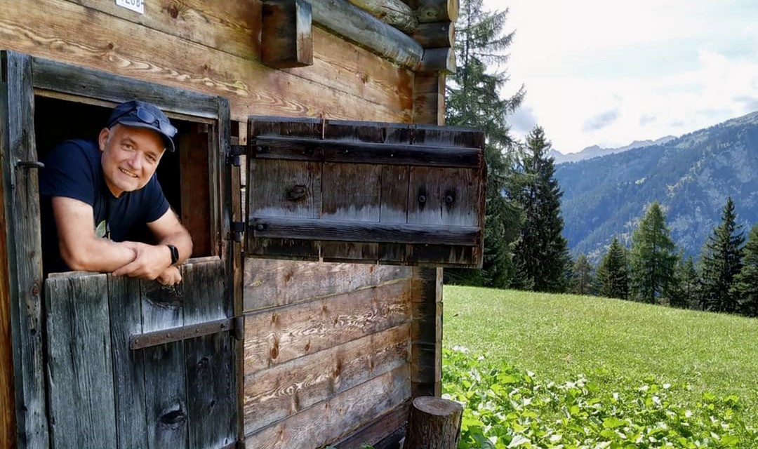 Marcel Hähni schaut aus einem Holzhäuschen.