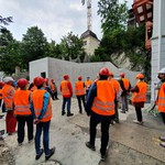 Die Teilnehmer:innen lauschen gespannt den Ausführungen als sie die Baustelle erreichen.