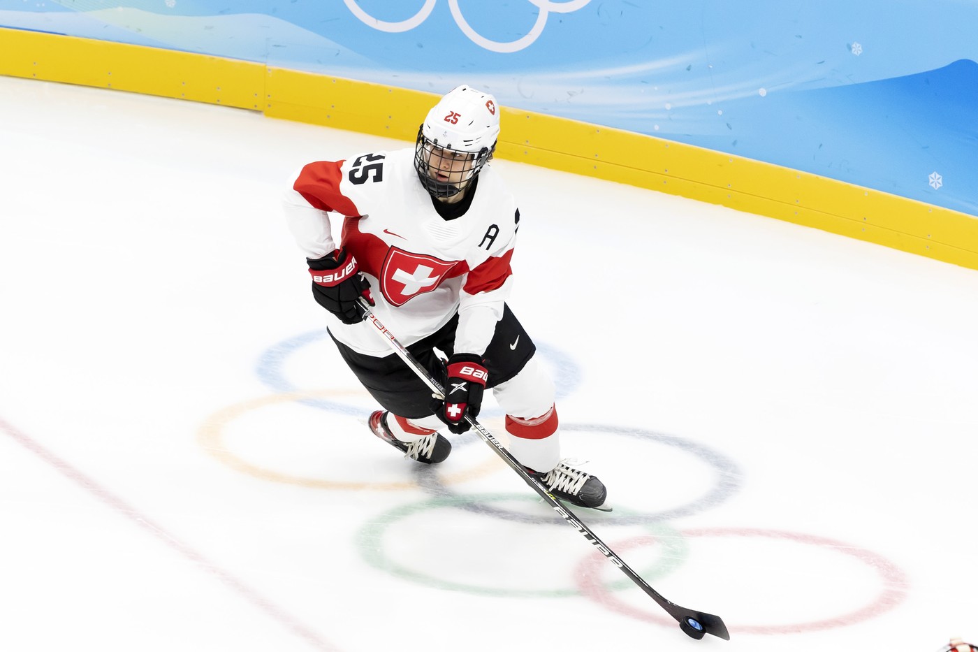 Alina Müller, Eishockeyspielerin auf dem Eis im Schweizer Nationaldress