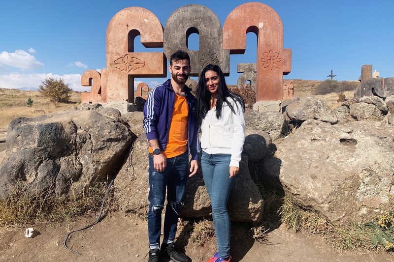 Ando und Giada beim Denkmal des armenischen Alphabets