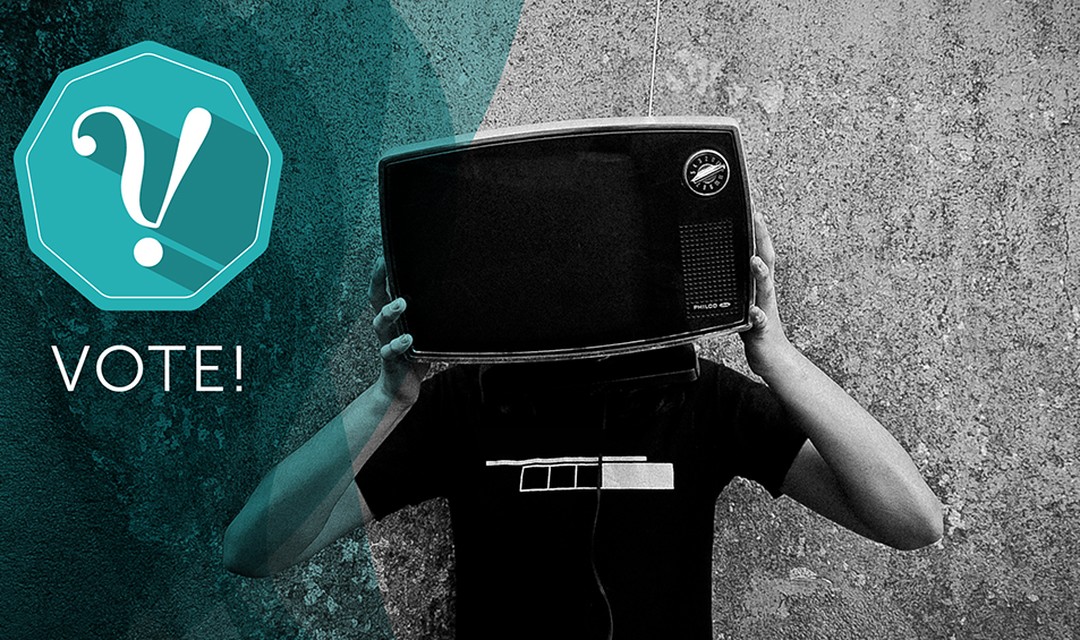 Umfragetitelbild: Ein Mann hält einen Fernseher hoch