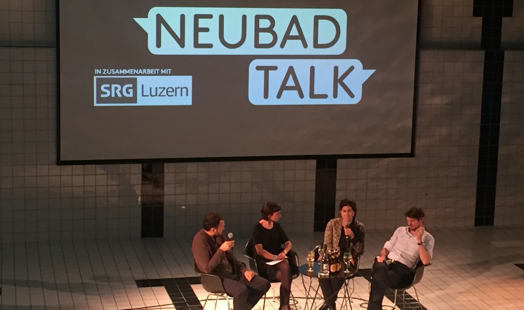 Julian Schmidli, Gina Dellagiacoma, Nina Fargahi, Jan Flückiger diskutieren im Neubad Tal