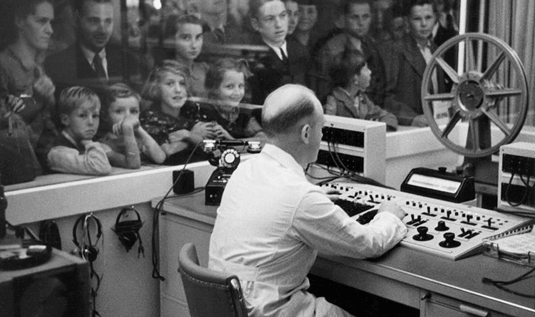 Radiostudio an der Landi, 1939 Der Techniker am Mischpult wird vom Publikum bestaunt
