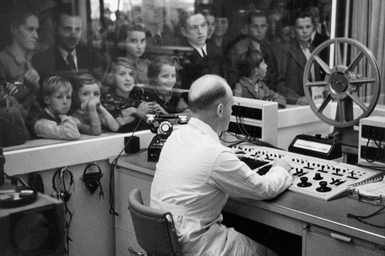 Bild von Unesco-Welttag des audiovisuellen Erbes: Online-Besuch im SRF-Archiv