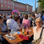 Volksfeststimmung mit 4'000 Menschen auf dem Marktplatz in Baar.