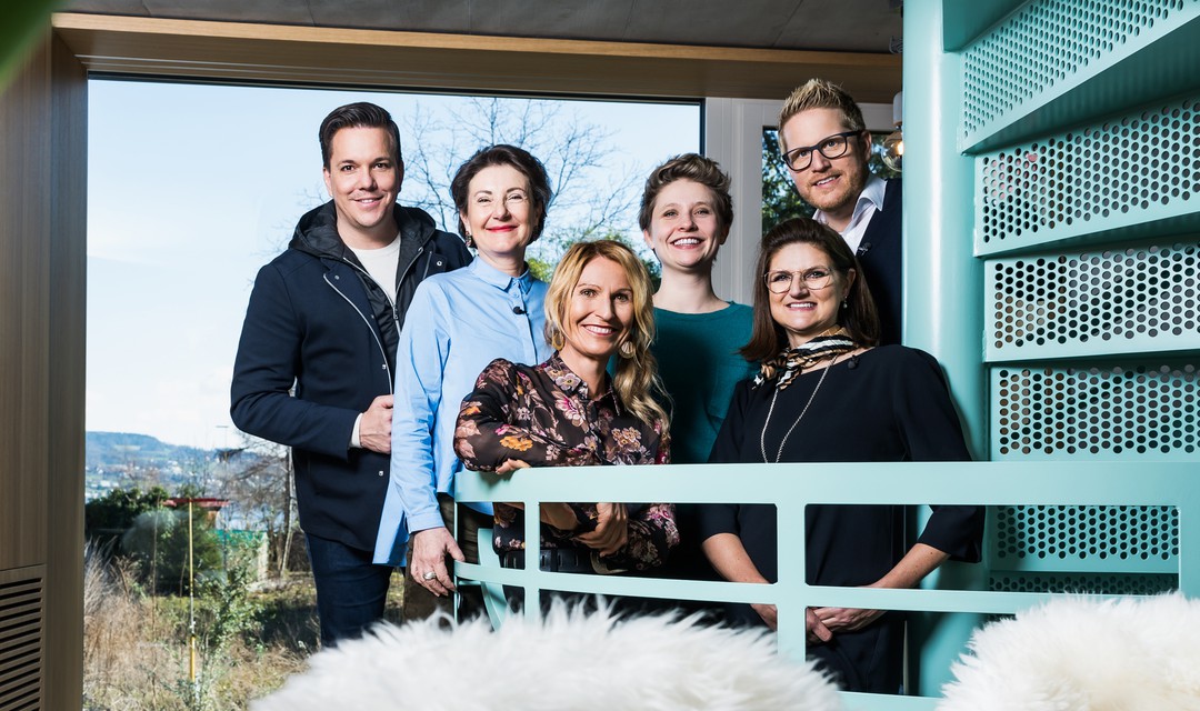 Moderator Sven Epiney mit den Mitspielern Ruth, Sandra, Xoana, Irène und Simon