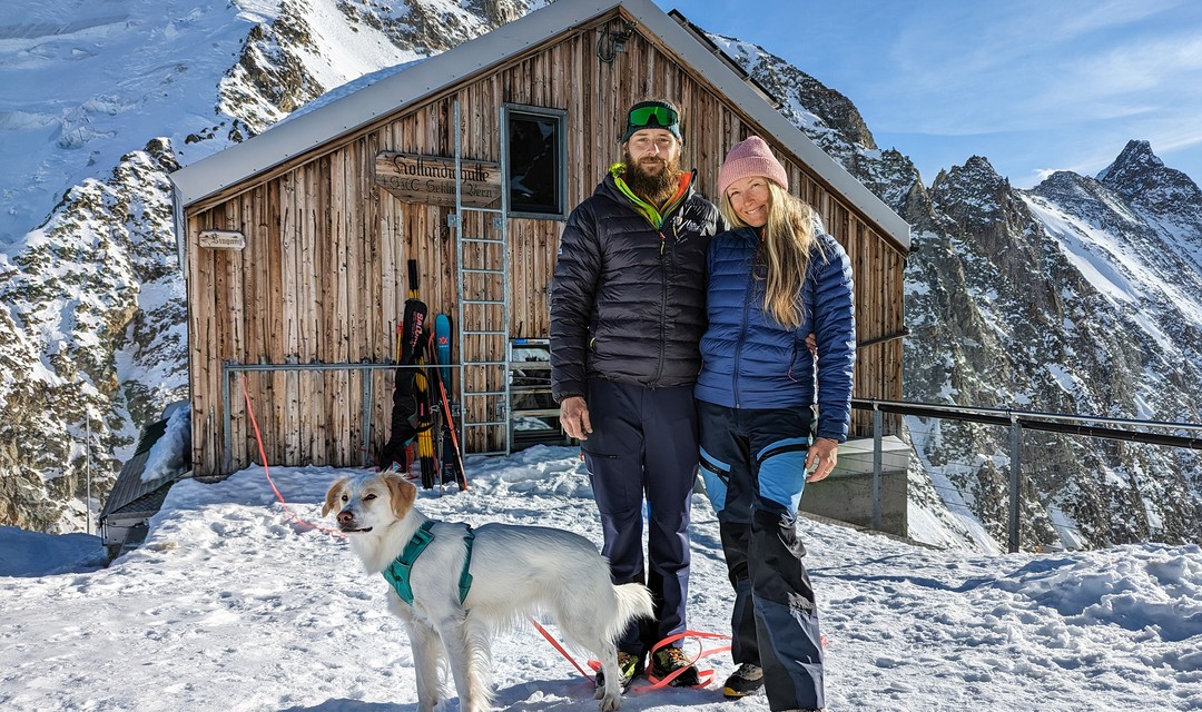 Foto zweier Protagonist:innen vor einer Alphütte