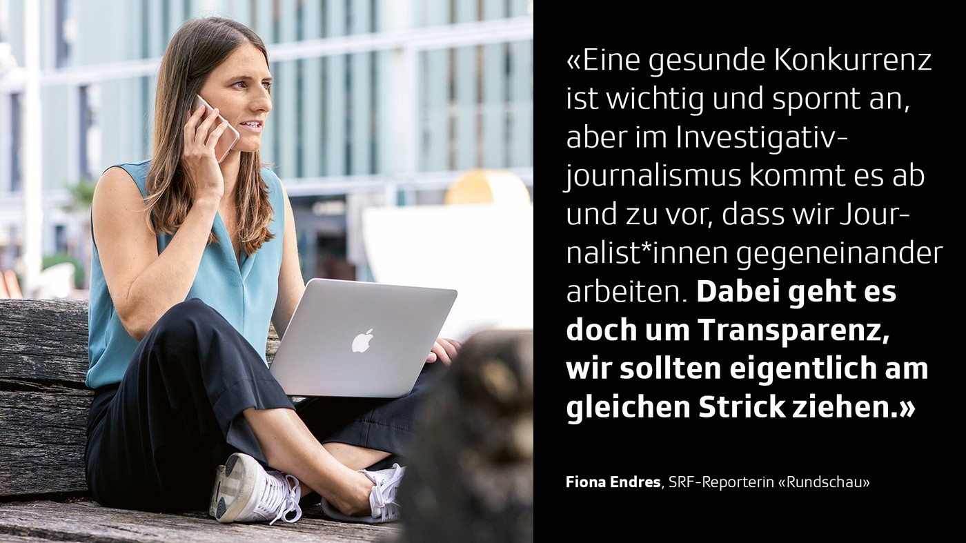 Fiona Endres sitzt mit dem Laptop auf einer Bank.