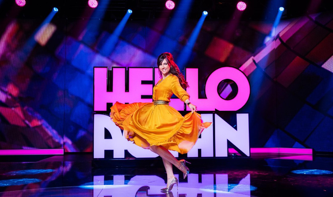 Viola Tami auf der Showbühne von Hello Again