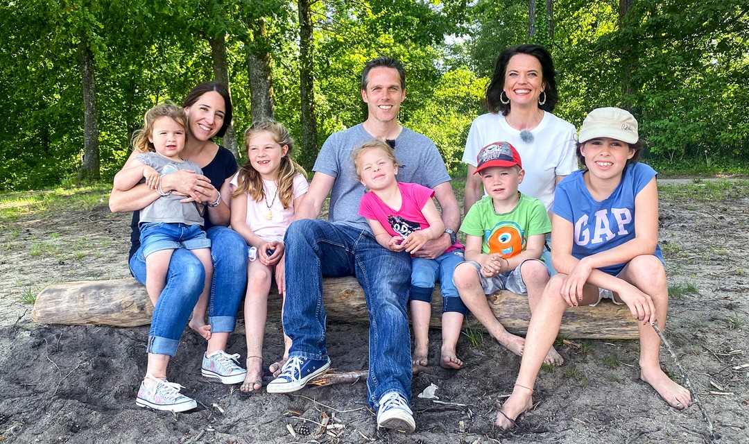 Mona Vetsch mit Sylvia Kyburz und Michael Graf und den Kindern Mia, Monja, Jenny, Mael und Malea im Wald
