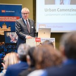 Das erste Grusswort der Versammlung gehört Urban Camenzind, Urner Landammann und Volkswirtschaftsdirektor. Er dankt in seiner Rede den SRF-Mitarbeiter:innen für ihre unabhängige und professionelle Berichterstattung.