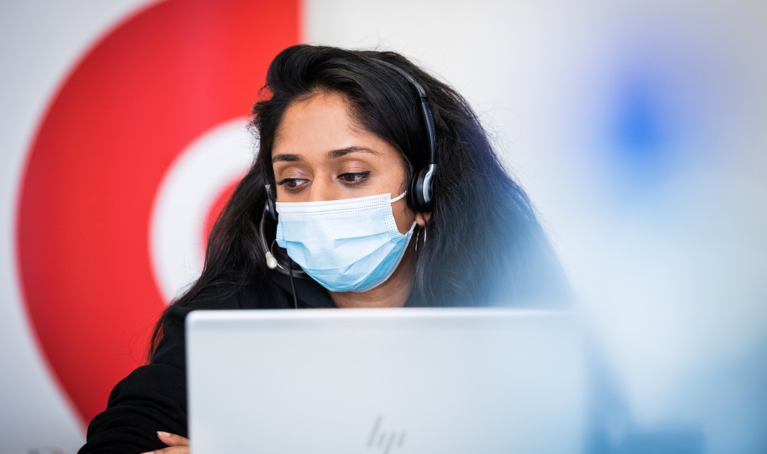 Moderatorin Tama Vakeesan am Spendentelefon beim Nationalen Solidaritätstag