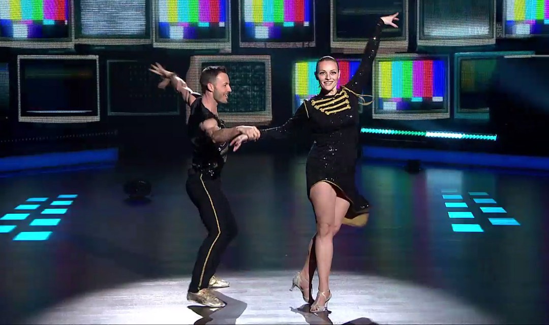 Susanne Kunz tanzt in schwarzem Michael Jackson-Kostüm mit ihrem Tanzpartner
