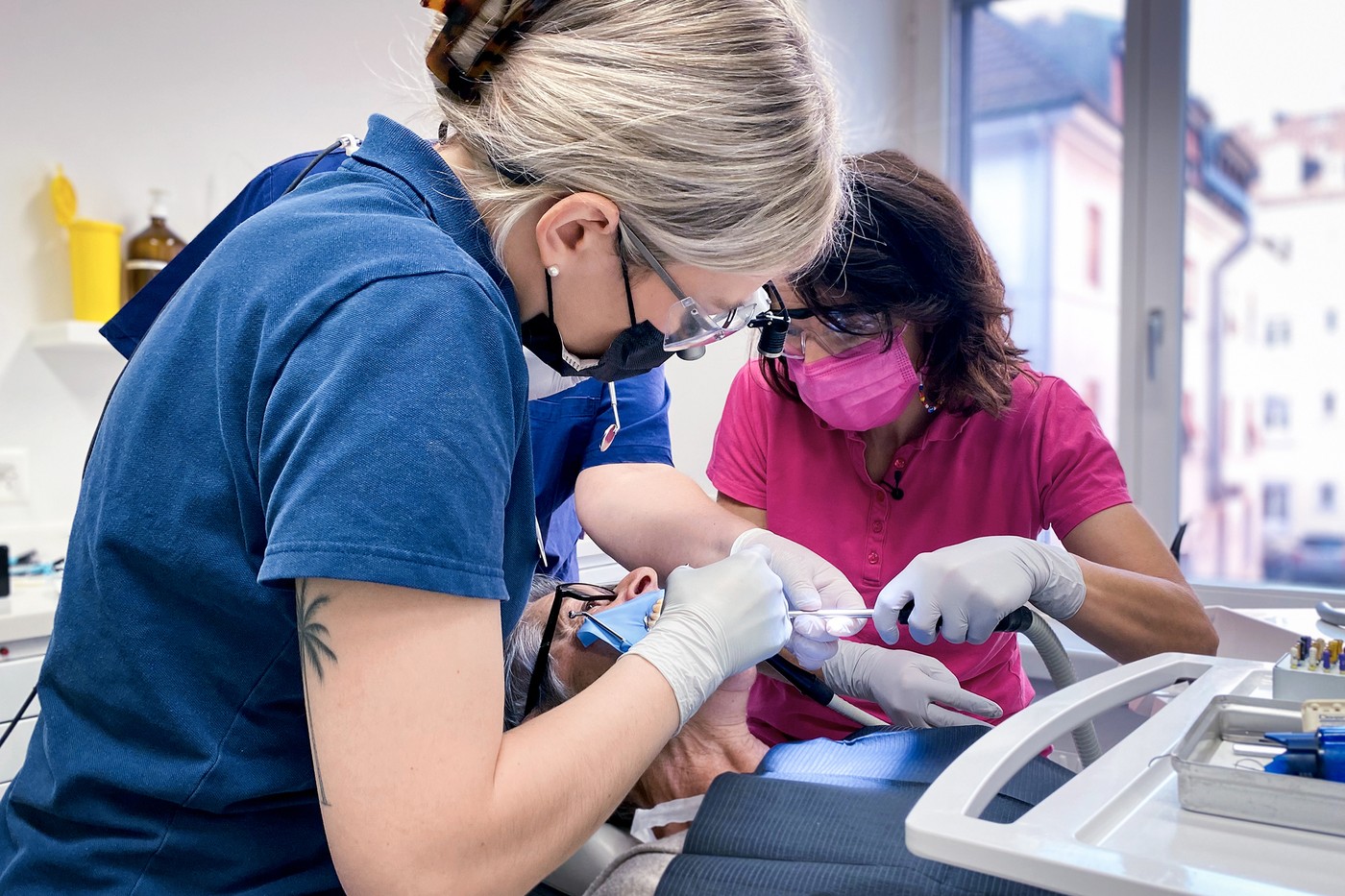 Foto: Mona Vetsch assistiert bei Zahnärztin Daniela Brüngger