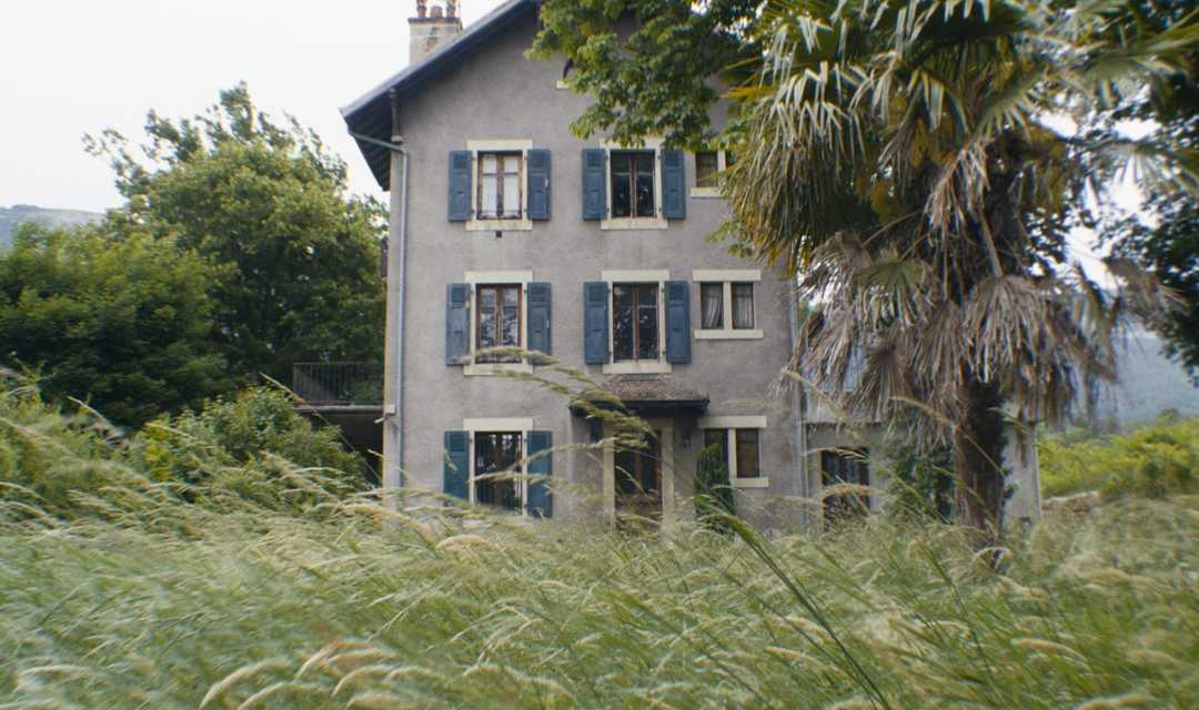 Dieses Haus hat die erste Gemeinschaft des Sonnentemplerordens Mitte der 1970er Jahre für ihre Aktivitäten genutzt («La Fraternité», Dokumentarfilmserie von RTS).