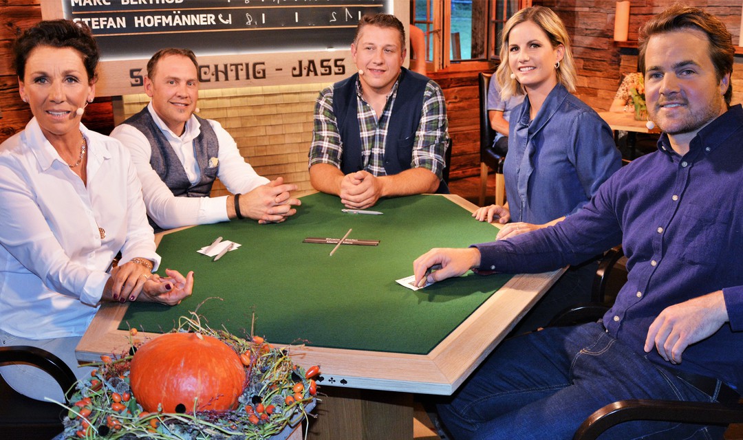 Gruppenbild von Maria Walliser, Silvano Beltrametti, Jasschiedsrichter Jörg Abderhalden, Moderatorin Fabienne Bamer und Marc Berthod