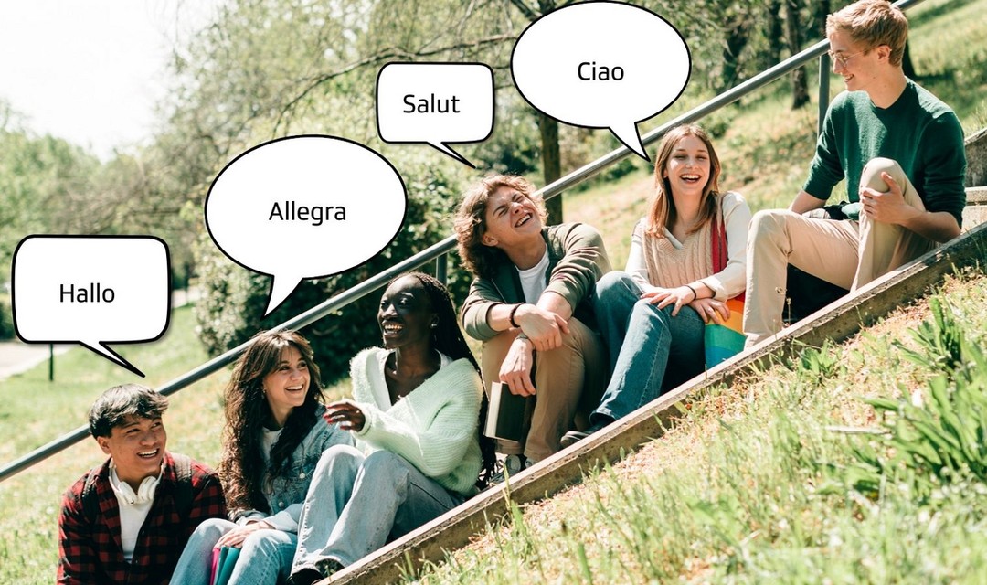 Sechs Jugendliche sitzen auf einer Treppe mit Sprechblasen mit "Hallo" in verschiedenen Sprachen.