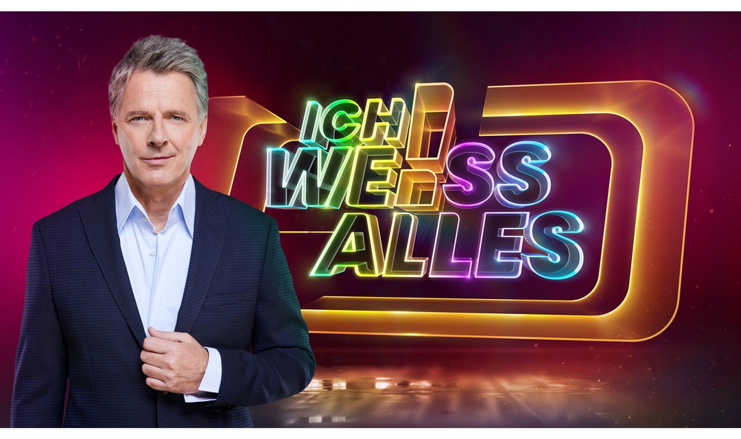 Jörg Pilawa vor dem Signet von «Ich weiss alles»