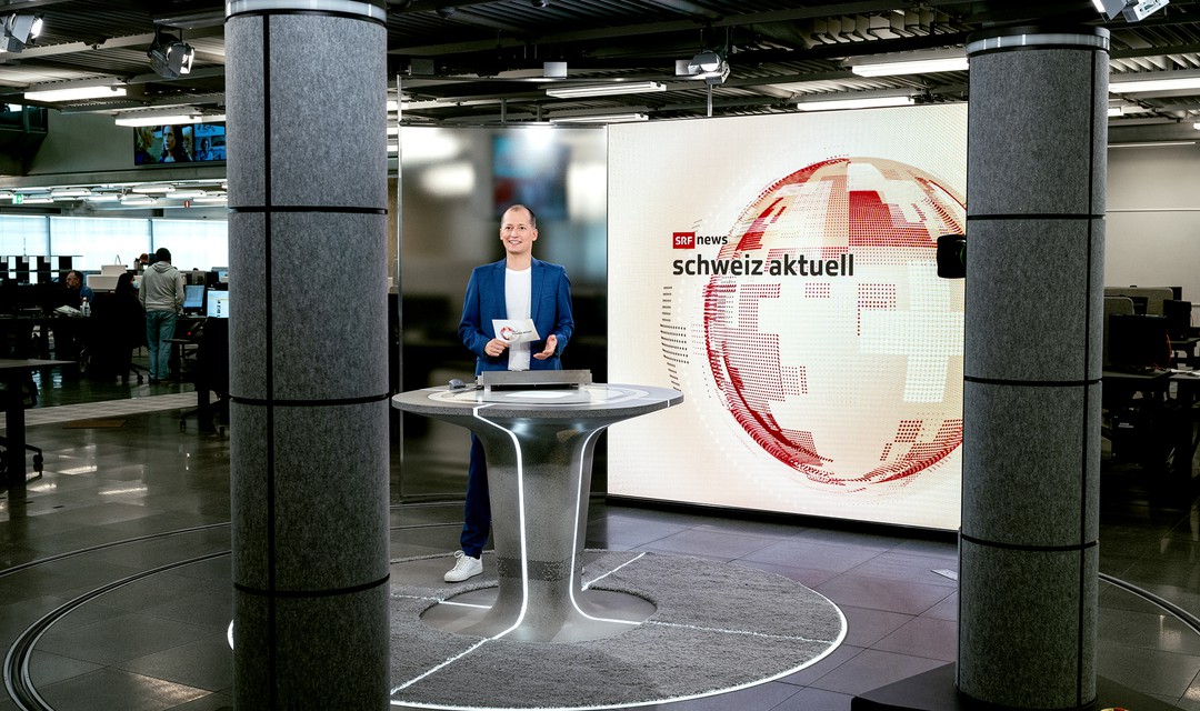 Moderator Michael Weinmann im Schweiz aktuell-Studio im Newsroom