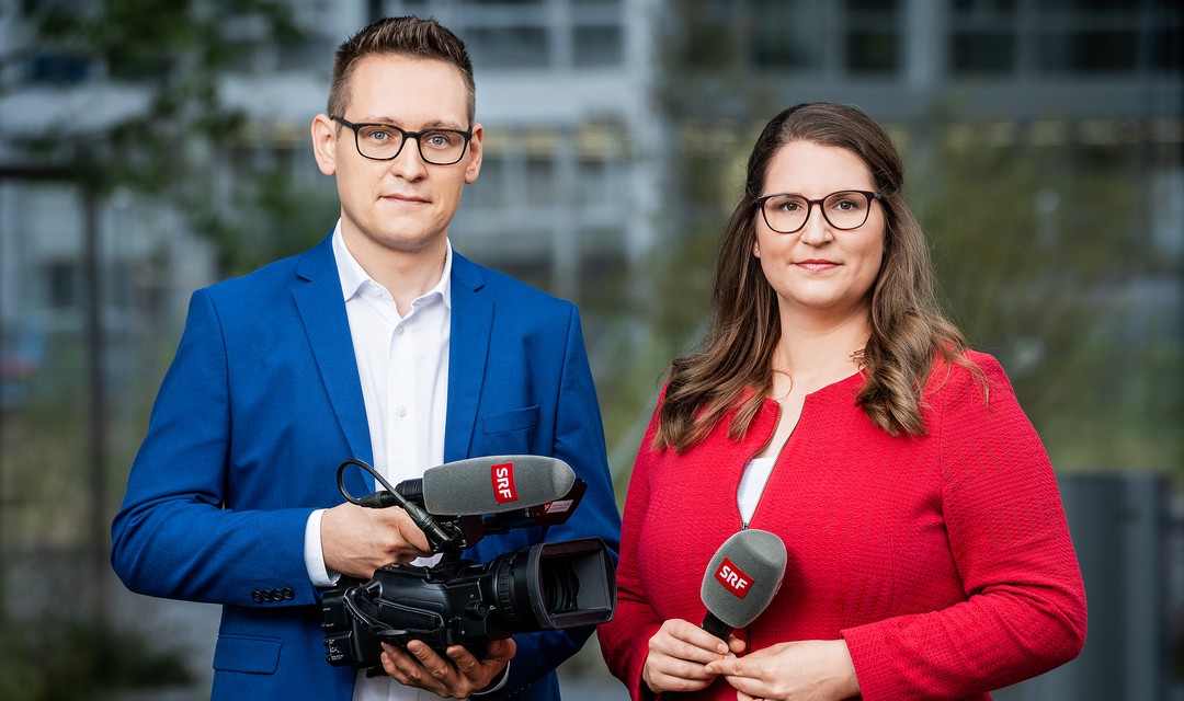 Anita Bünter und Jonas Bischoff mit Kamera und Mikforon in der Hand