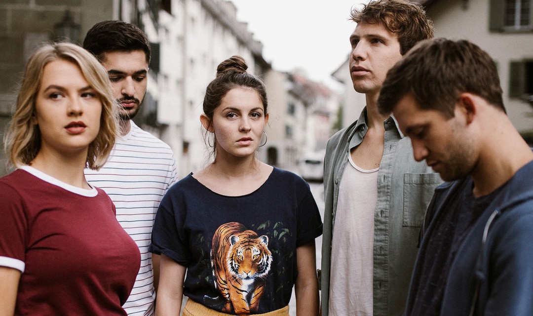 Gruppenbild der Hauptdarsteller: Elsa Langnäse (als Eveline), Ali Kandas (als Kuzey), Lorena Handschin (als Sophie), Antonio Ramón Luque (als Tim) und Gabriel Noah Maurer (als Dominic)